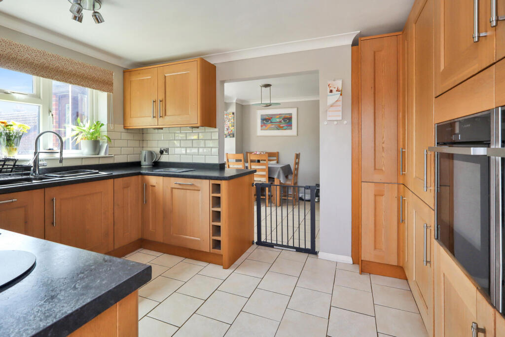 House in Fareham, Locks Heath - More
