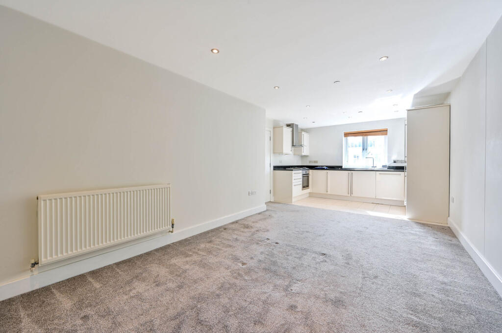 Apartment in Woking, Surrey - View 4