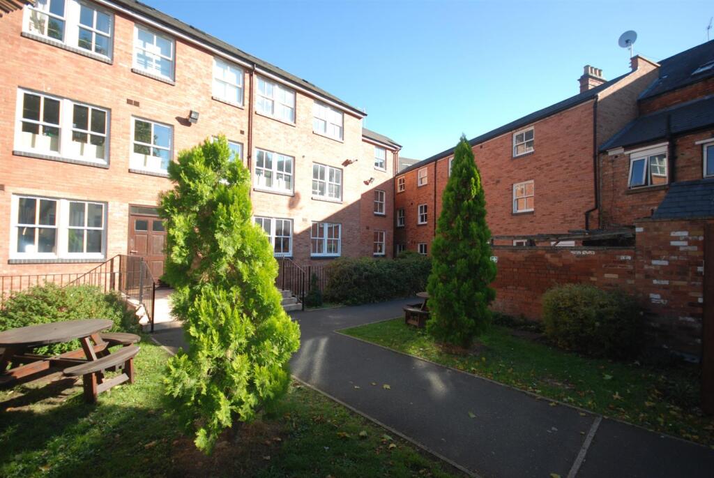 1 bedroom private hall for rent