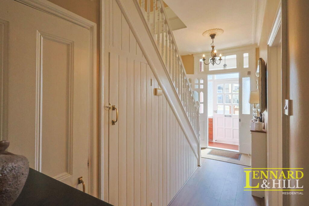 Victoria Avenue, North Grays, RM16 2RL photo 4
