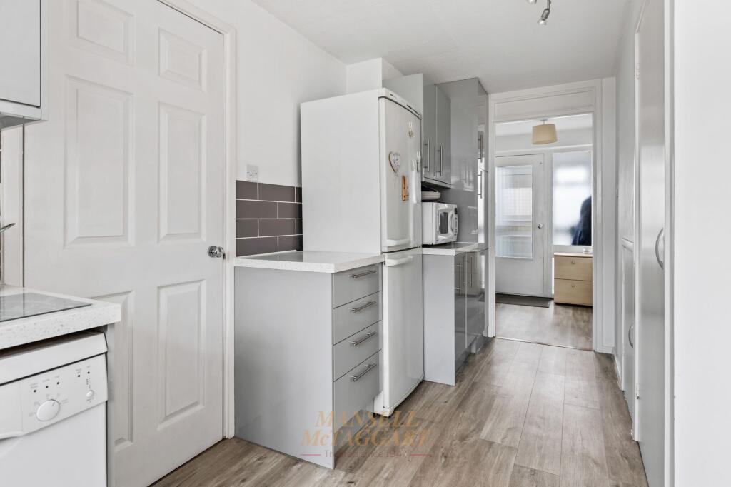 House in Reigate and Banstead, Meath Green, Horley - View 4