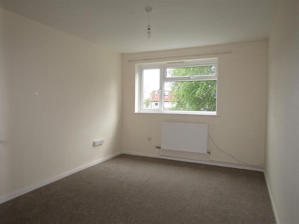 Apartment in Southend-on-Sea - View 5