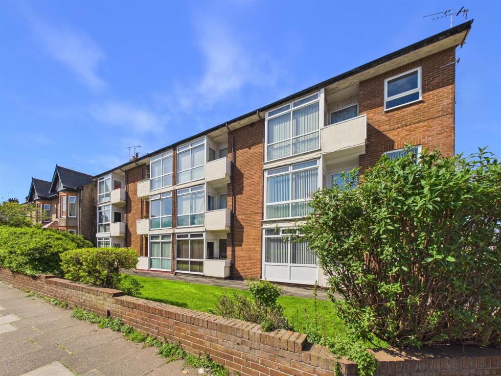 1-bed flat on Marine Court West, Whitley Bay, £120,000