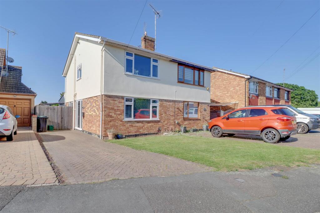 3-bed semi-detached on Elizabeth Drive, Wickford, £375,000