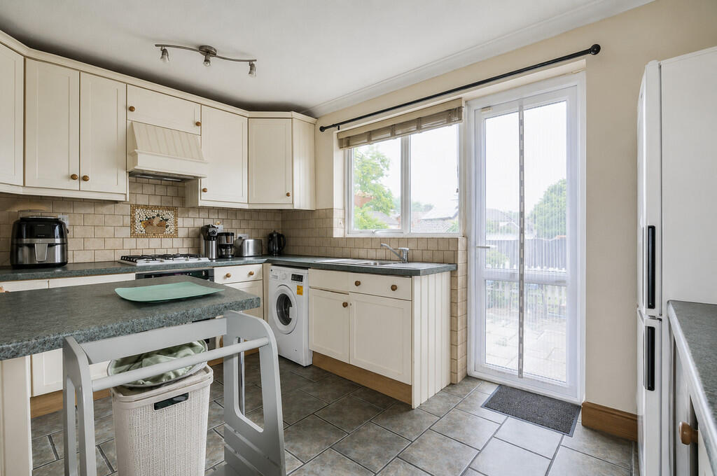 Misbourne Road, Hillingdon photo 4