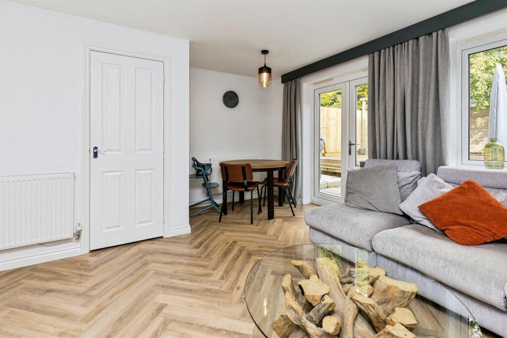 House in Burgess Hill, Wivelsfield - More
