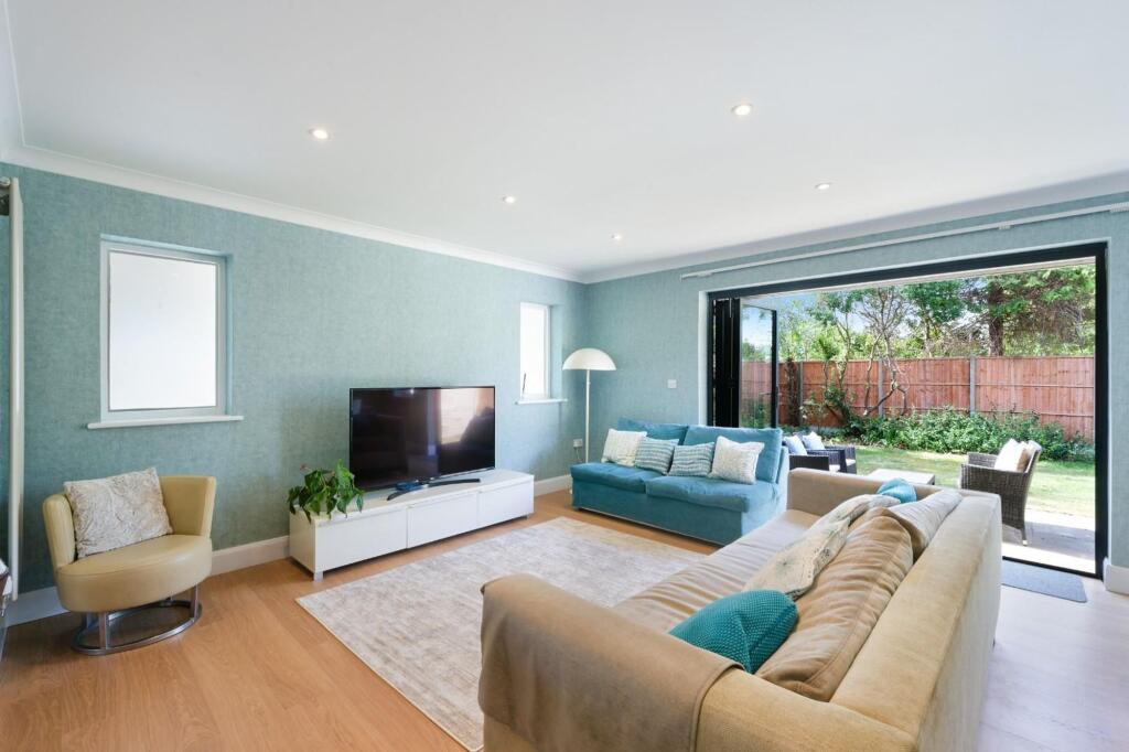 House in Kingston upon Thames - More