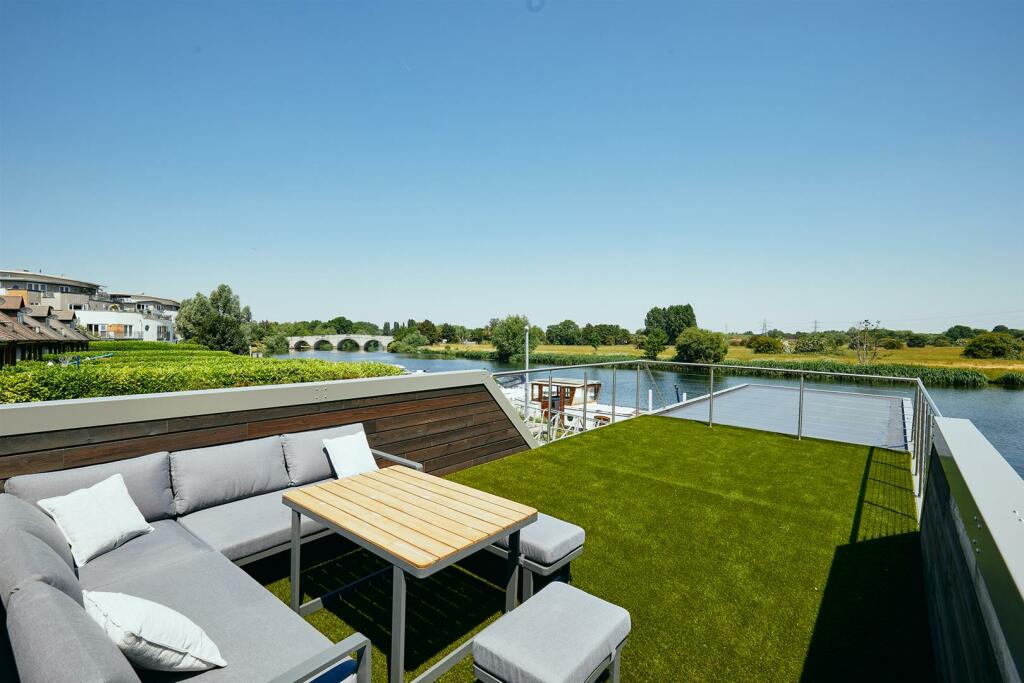 Bates Wharf, Chertsey, KT16 photo 3