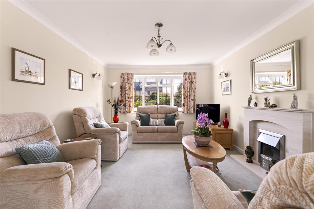 House in Arun, East Preston - More