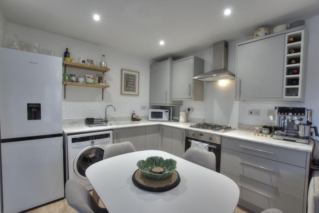 House in Warrington, Great Sankey - More