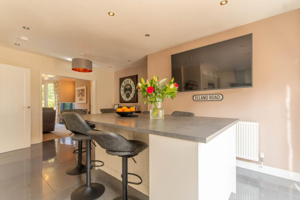 Bradford Road, Sandbeds, Keighley, BD20 photo 2
