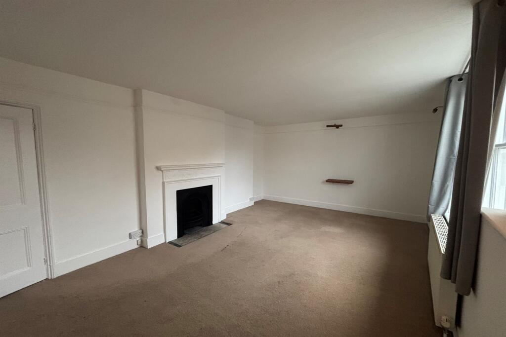 Apartment in Chichester, Midhurst - View 2