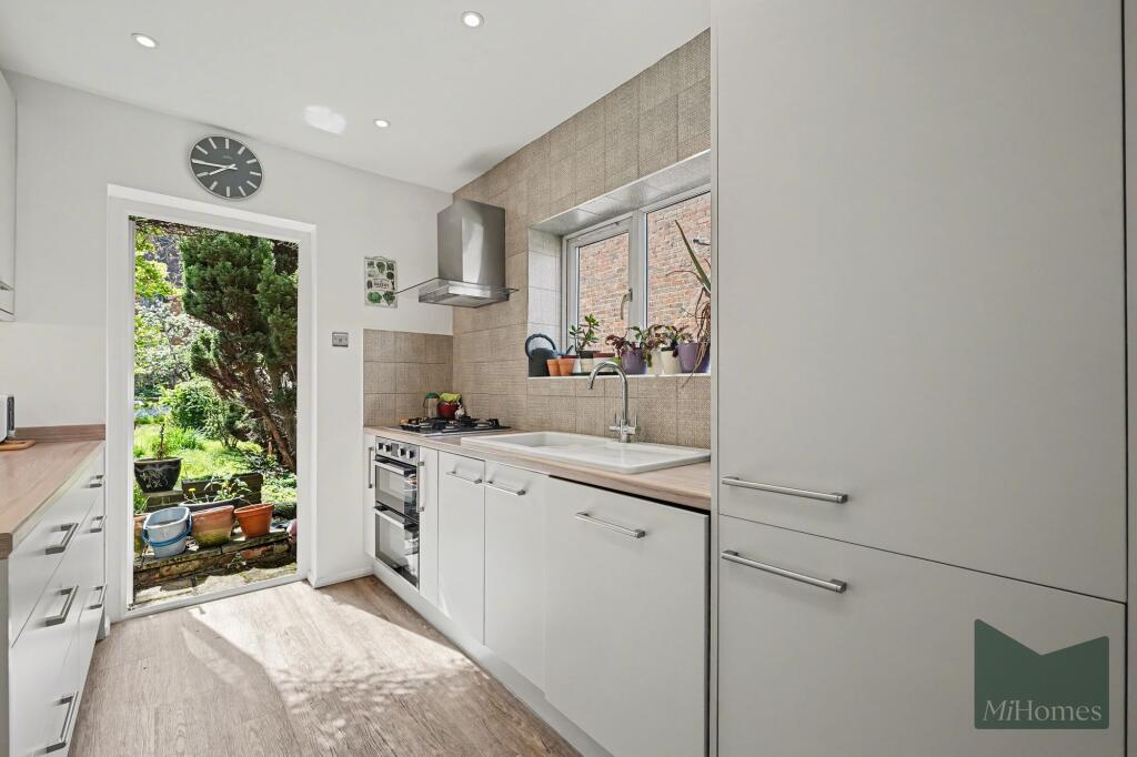 House in London, Colney Hatch - More