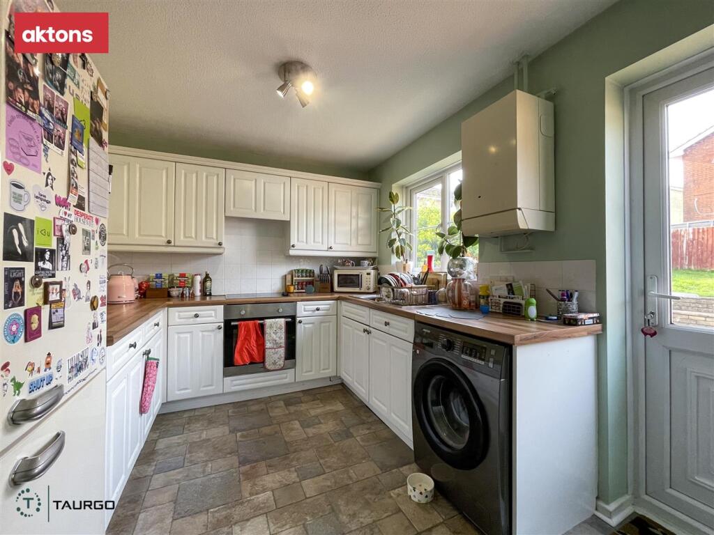Meadow Way, Caerphilly photo 4