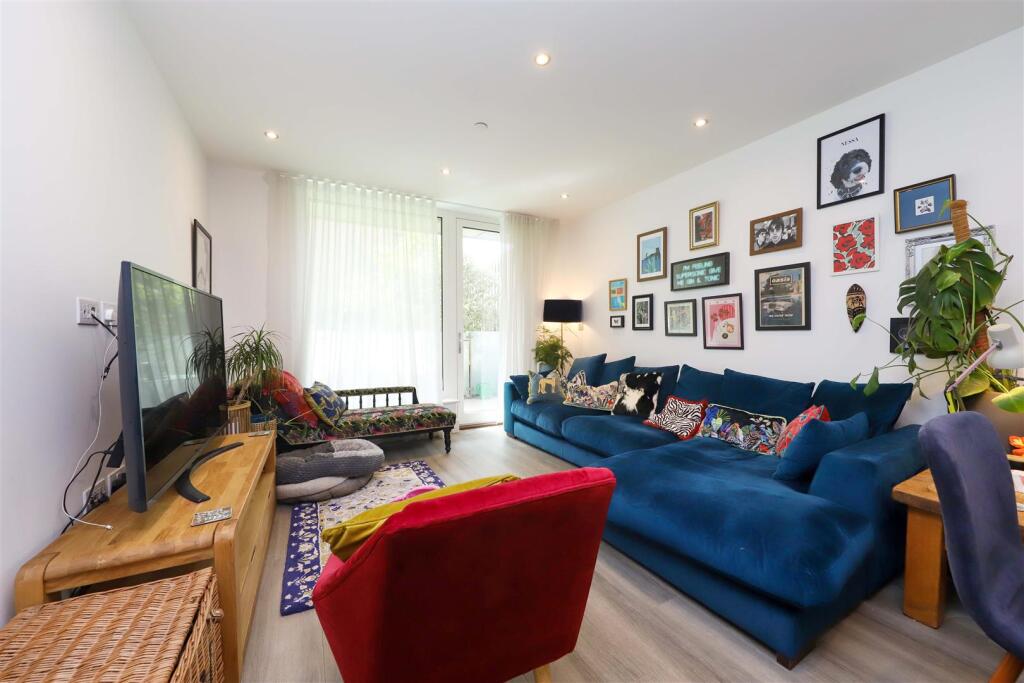 Apartment in Southall - View 3