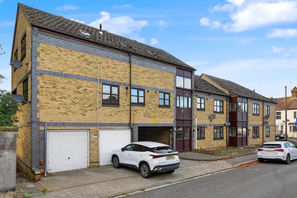 2-bed flat on Court Lodge Road, Gillingham, £190,000