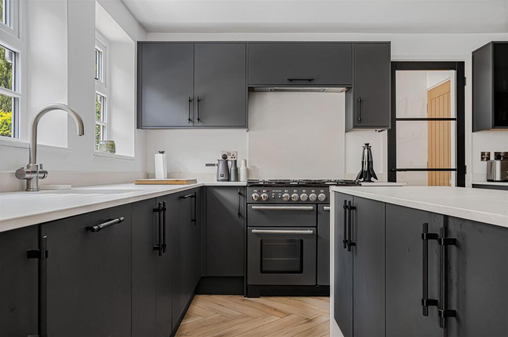 House in East Hertfordshire, Bishop's Gate, Bishop's Stortford - More