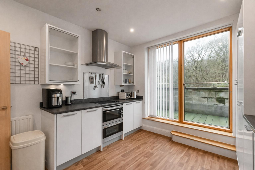 Apartment in Bolton, Deakins Buisness Park, Eagley - View 4