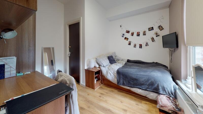 House in Leeds, West Yorkshire - View 2