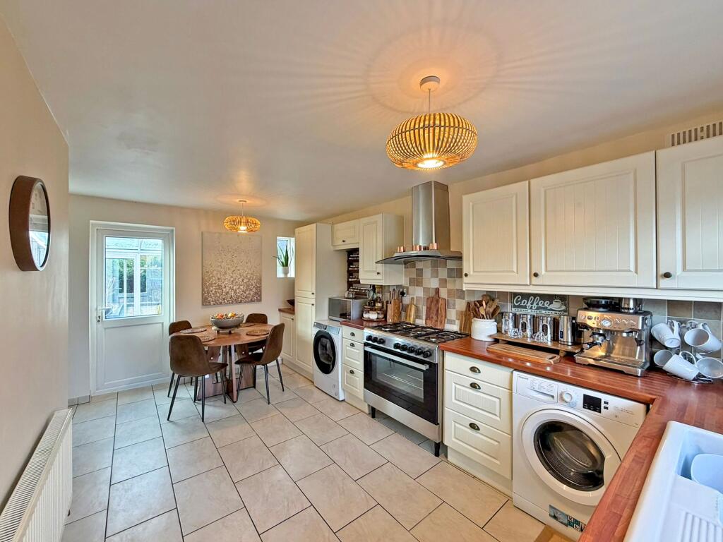 Van Diemans Road, Wombourne, WV5 photo 4