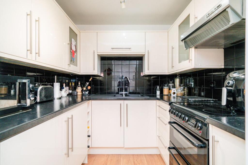 2-bed flat on Black Moss Lane, Hillside Court Black Moss Lane, L39, £125,000