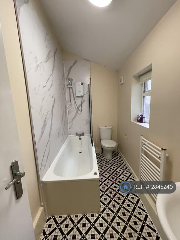 5 bedroom terraced house for rent