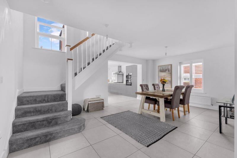 Kestrel Drive, Waltham photo 2
