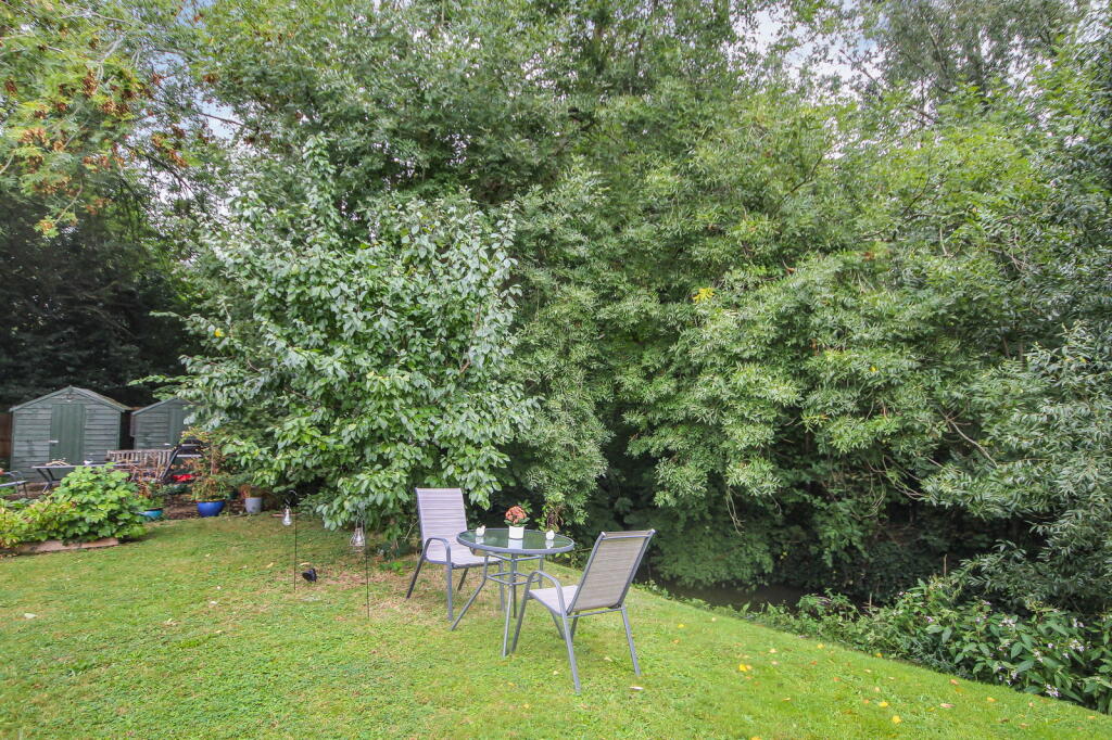Victoria Road, Addlestone, KT15 - View 5