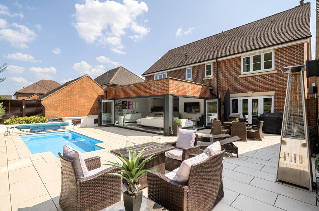 Main image of property: Grenadier Close, Shinfield, Reading, Berkshire, RG2