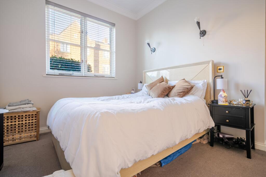 Apartment in Windsor - View 4