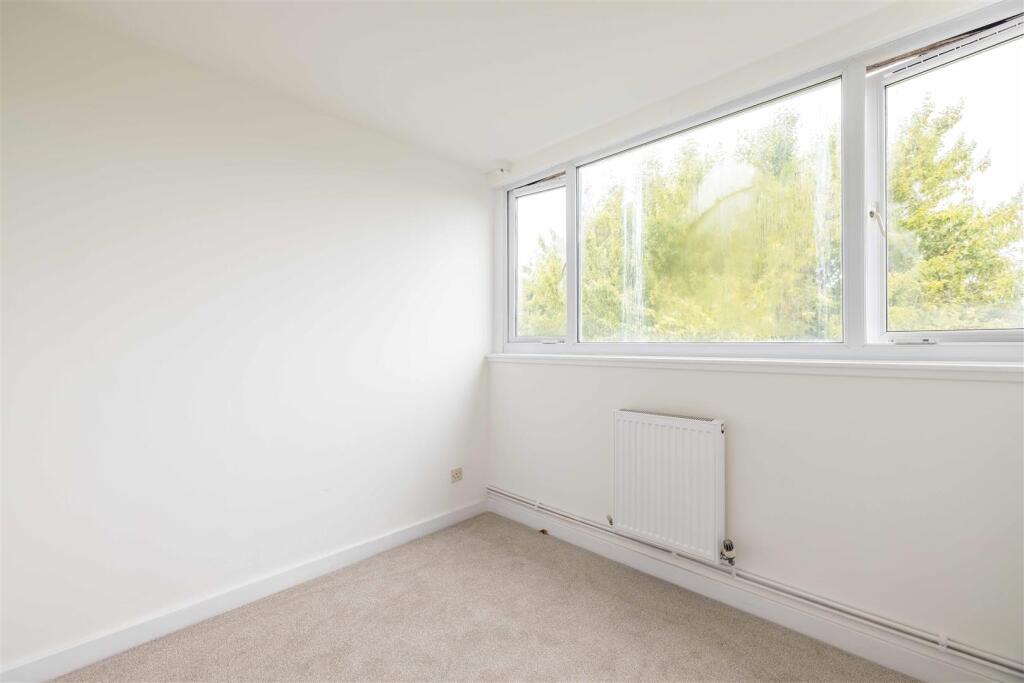 Apartment in Windsor - More