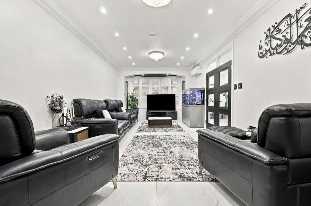 House in Ilford, Clayhall - More
