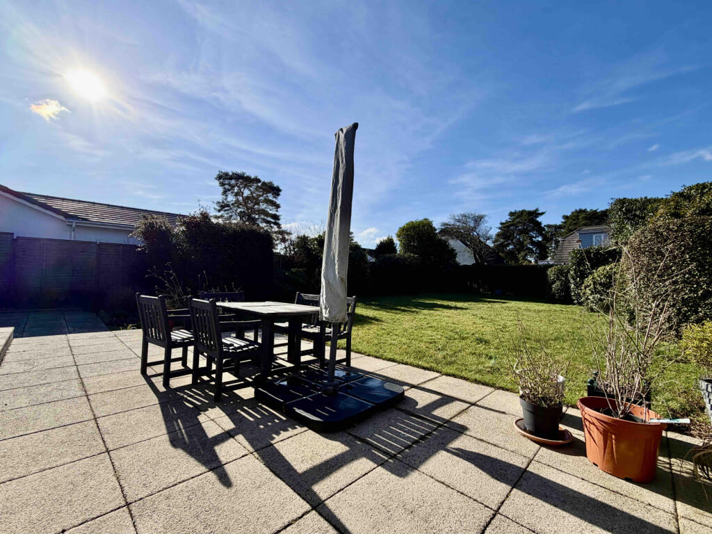 Laurel Close, St. Leonards, BH24 2NA photo 3