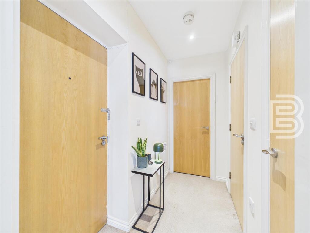Apartment in Rugby, Warwickshire - View 3