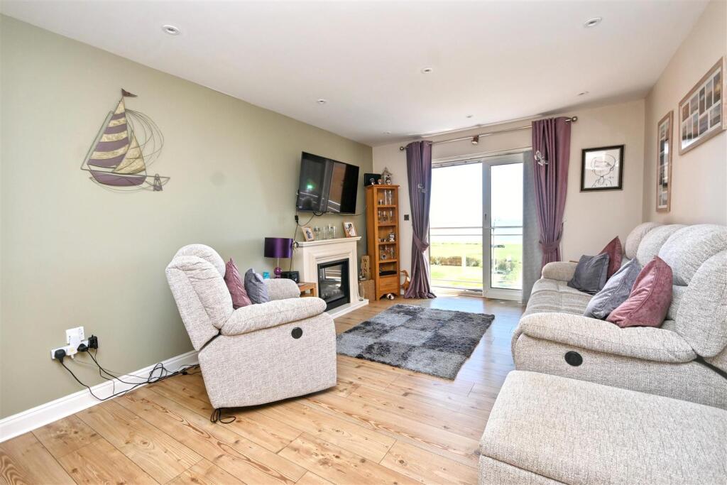 Apartment in Eastbourne, Crumbles - More