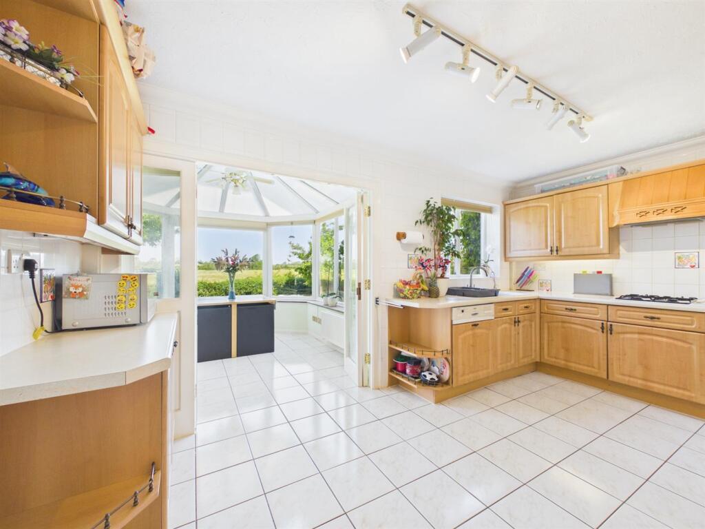 House in Aylesbury, Watermead - View 3