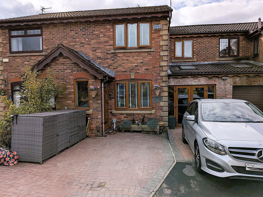 Main image of property: 10 Cranleigh Close, Watersheddings,  Oldham, OL4 2HZ