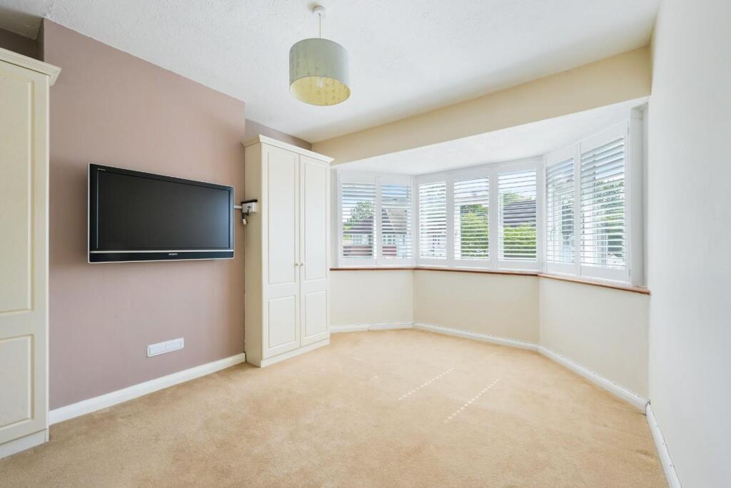 House in Epsom, Stoneleigh - More