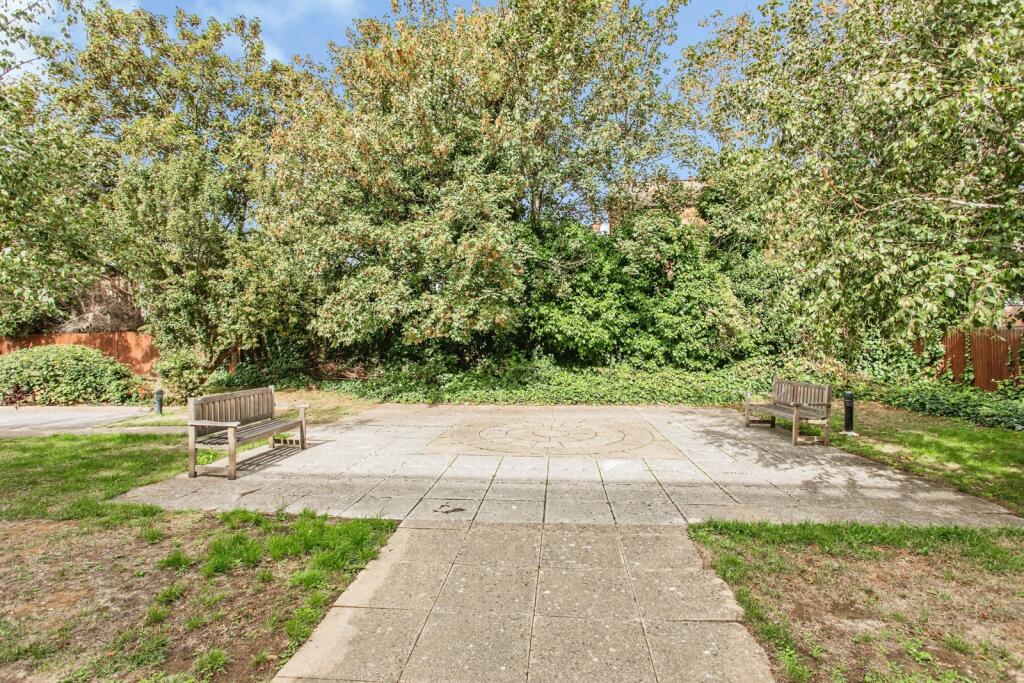 Apartment in Southend-on-Sea - More