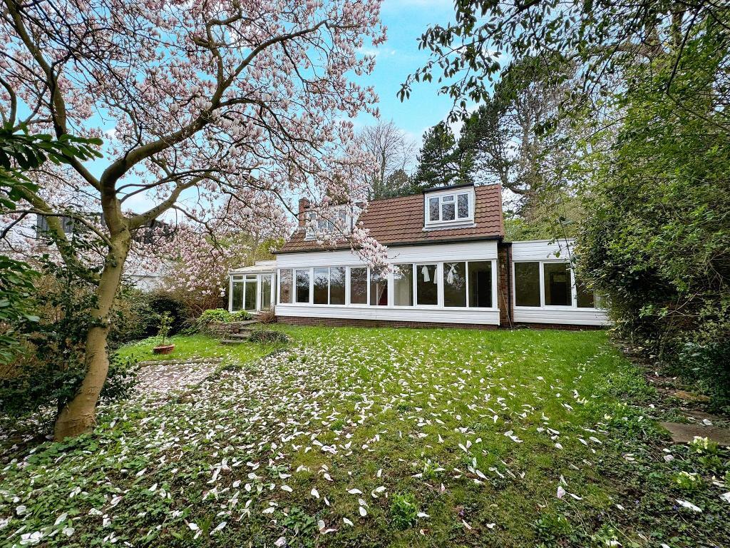 Main image of property: The Crescent, Alexandra Park, Nottingham, NG3 4JB