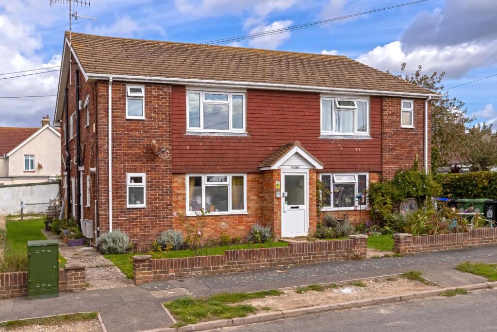 Studio flat on Middle Road, Lancing, £90,000
