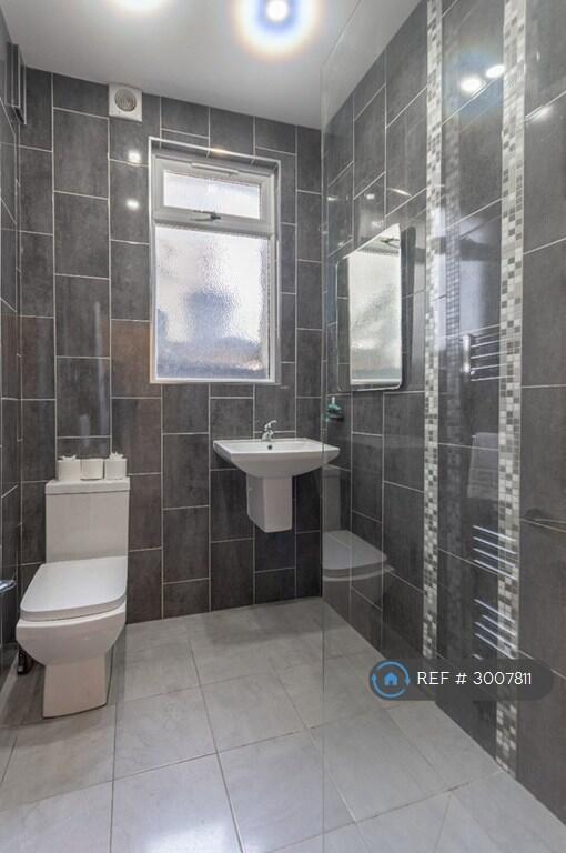 Apartment in Southend-on-Sea - View 5