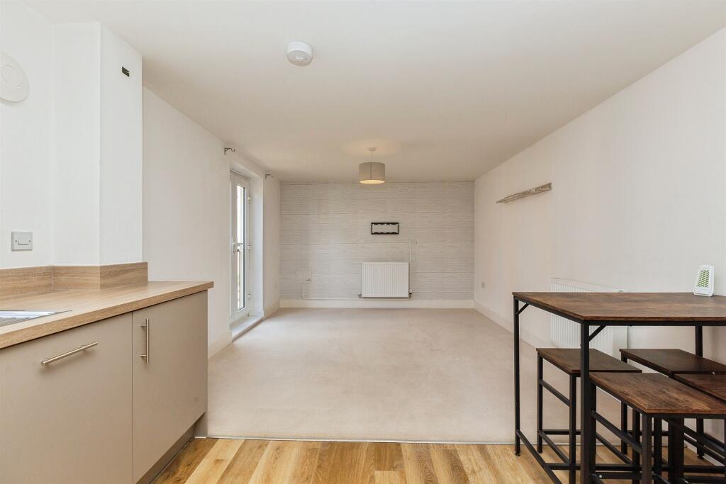 Apartment in Hemel Hempstead - View 4
