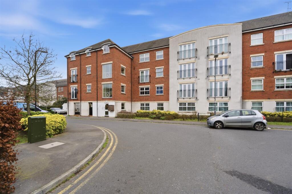 Apartment in Slough - More