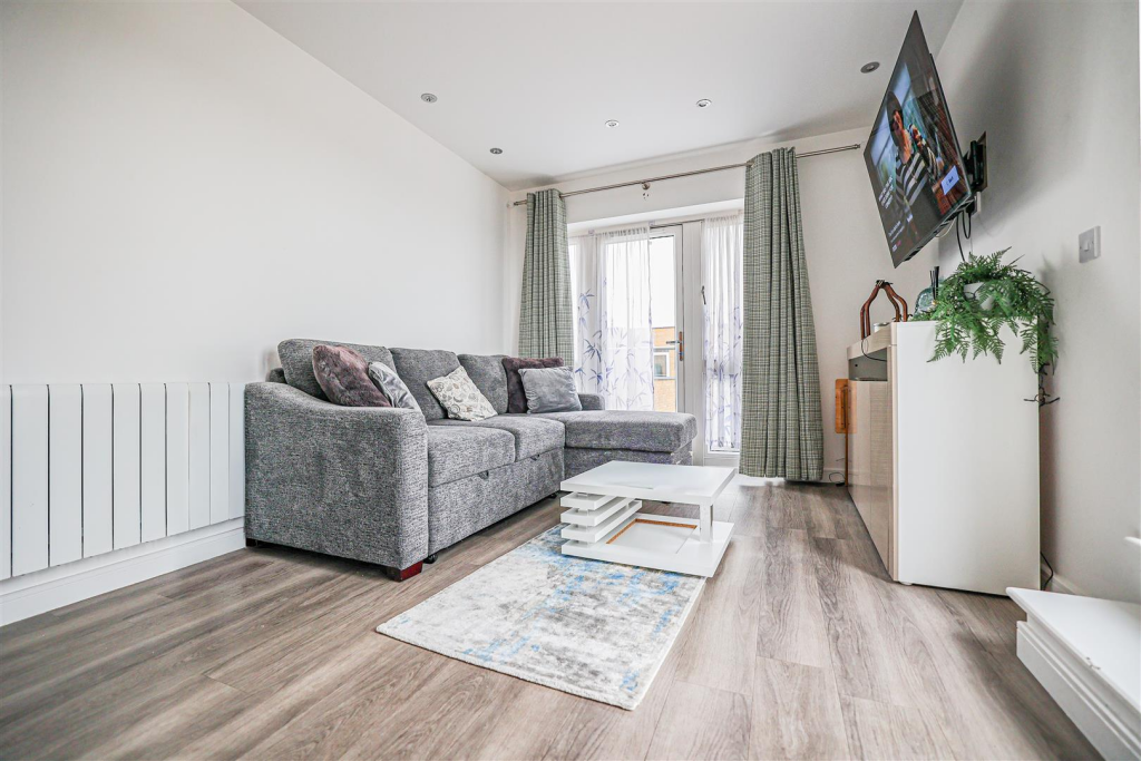 Apartment in Dacorum, Hertfordshire - More