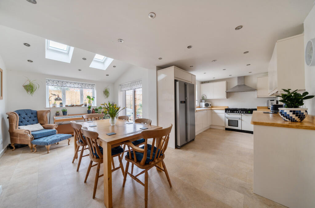 Graylag Crescent, Walton Cardiff, Tewkesbury photo 2