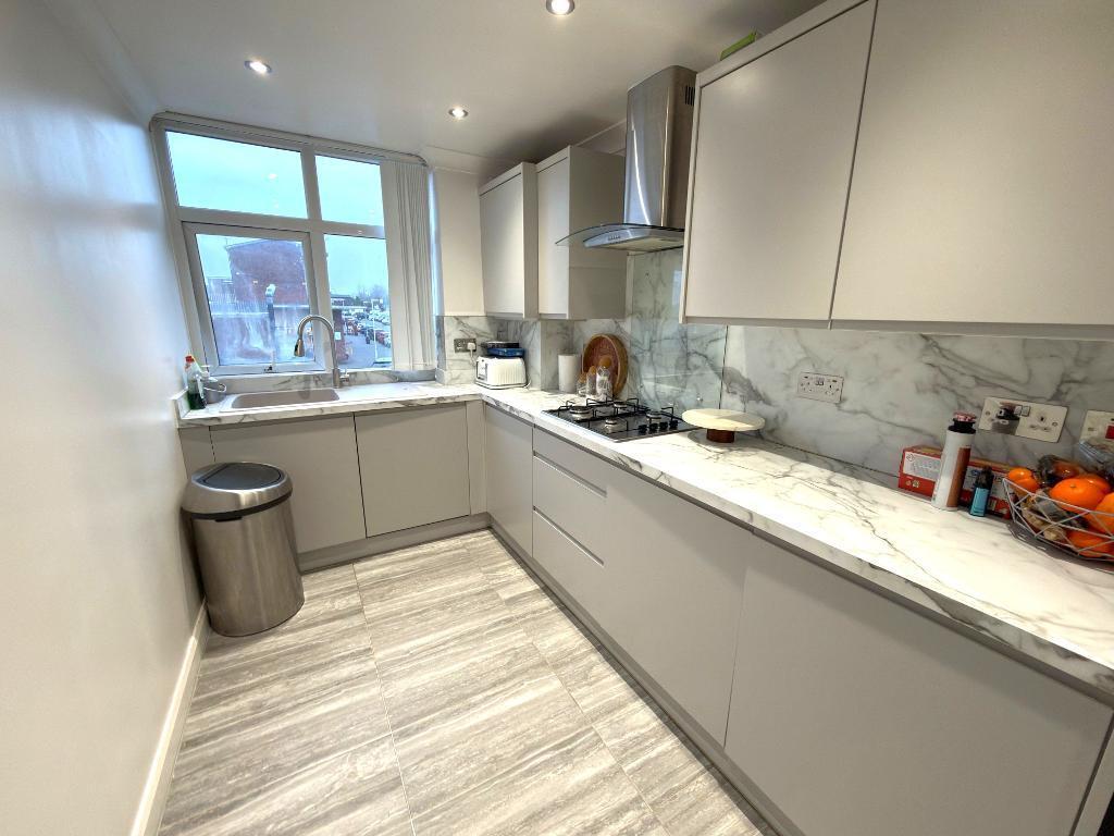 44 Duncombe Drive, Dunstable, Bedfordshire, LU5 4QZ photo 4