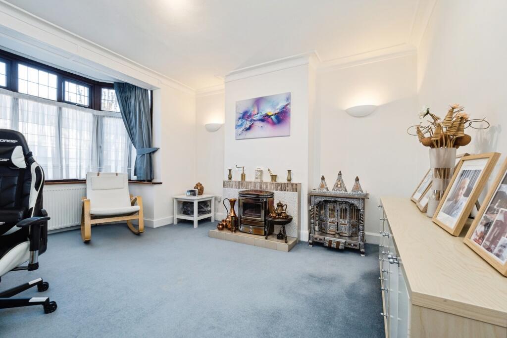 Grosvenor Drive, Hornchurch, RM11 photo 4