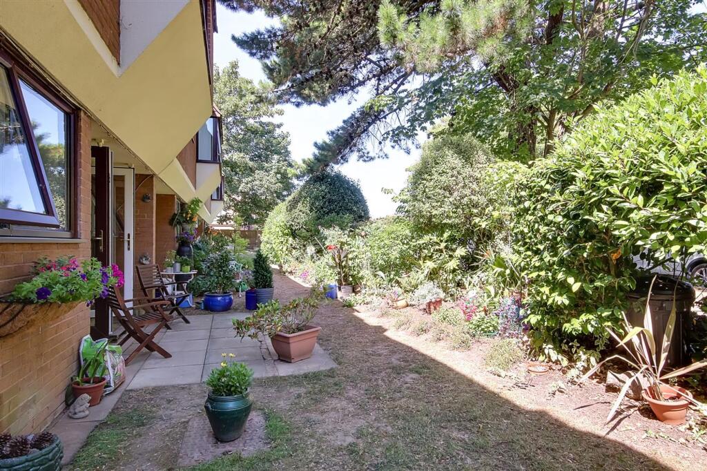 Apartment in Worthing, West Sussex - More