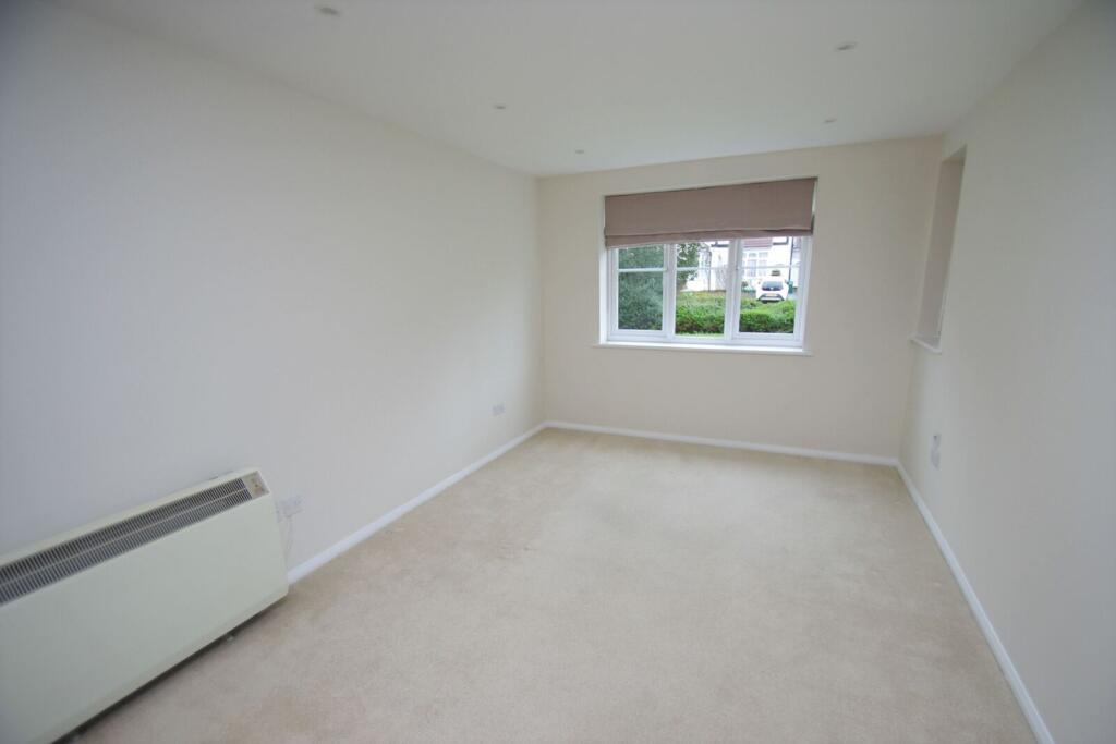 Apartment in Watford, Hertfordshire - View 3